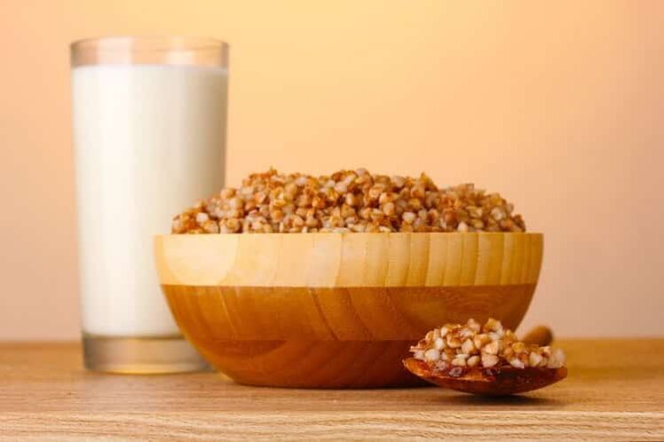 Buckwheat porridge eta esne edalontzia